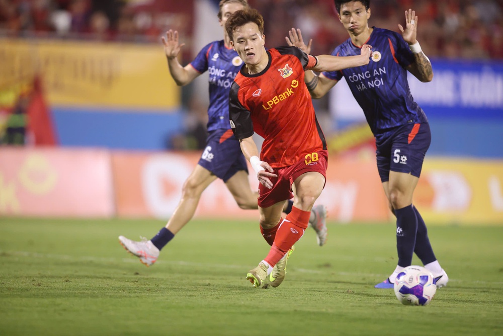 "Dải ngân hà" rơi tự do, Ninh Bình dễ tay trắng - Ảnh 2.