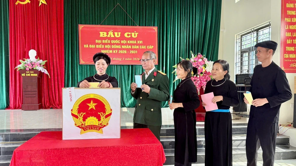 Bầu cử Quốc hội và HĐND: Những dấu ấn của một kỳ bầu cử thành công - Ảnh 4. Bầu cử Quốc hội và HĐND: Những dấu ấn của một kỳ bầu cử thành công - Ảnh 4.