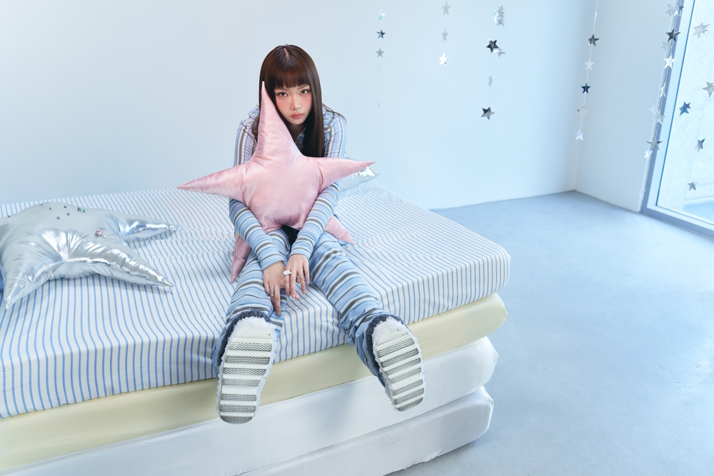 Ánh Sáng Aza ra mắt album đầu tay "Chói", màu sắc âm nhạc hiện đại - Ảnh 2.