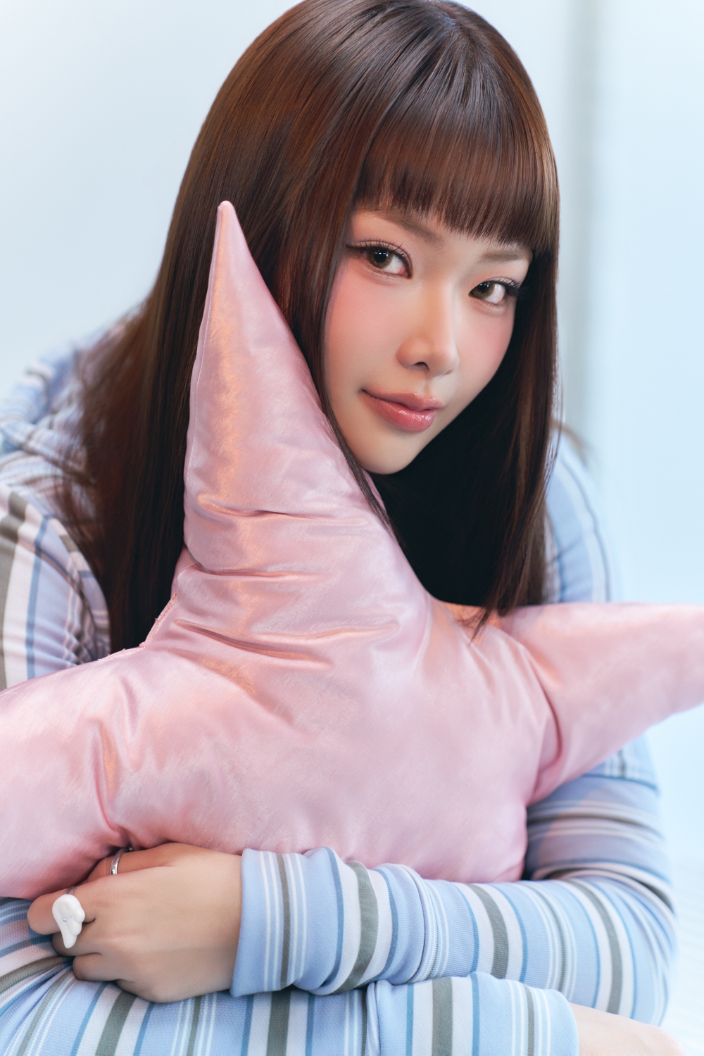 Ánh Sáng Aza ra mắt album đầu tay "Chói", màu sắc âm nhạc hiện đại - Ảnh 1.