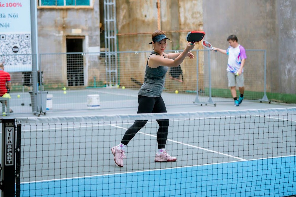 Cựu tuyển thủ quốc gia Bùi Kim Hà: Pickleball dễ chơi nhưng không dễ dãi - Ảnh 1.