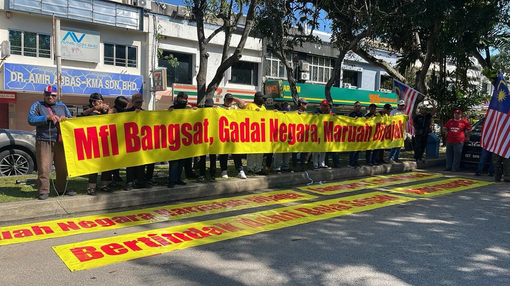 CĐV Malaysia biểu tình trước trụ sở FAM về vụ gian lận nhập tịch - Ảnh 2.