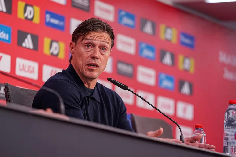 HLV khiến cả phòng họp báo lặng đi khi nói về chiến tranh, lòng trắc ẩn và sức mạnh của bóng đá - Ảnh 1.