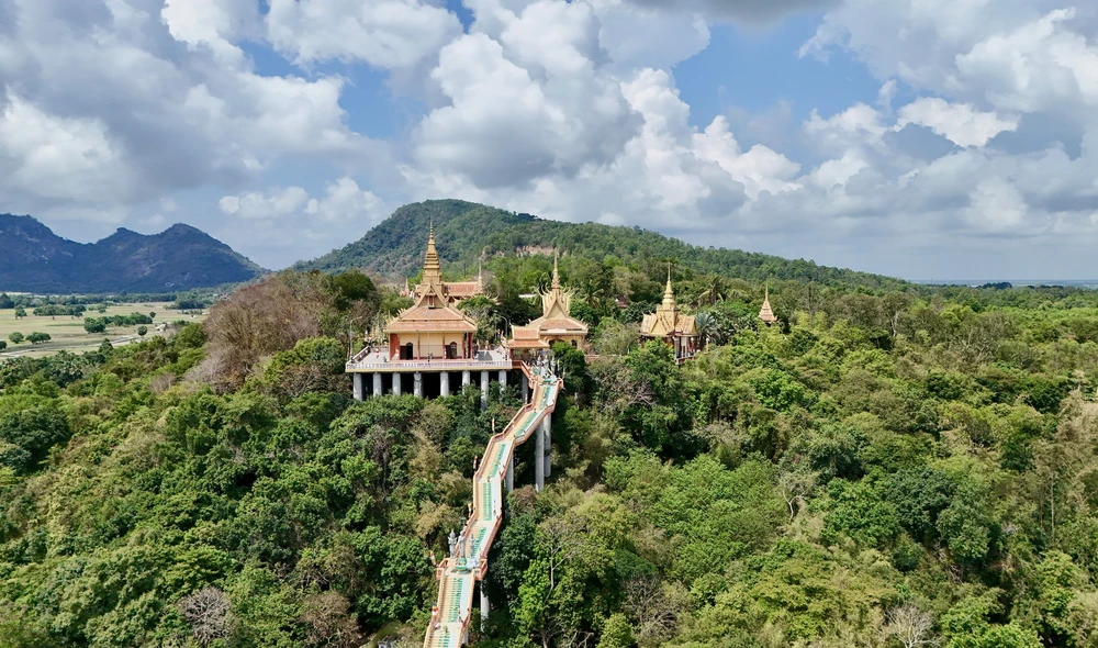 Vẻ đẹp thanh bình của chùa Tà Pạ giữa vùng Bảy Núi, An Giang - Ảnh 1.