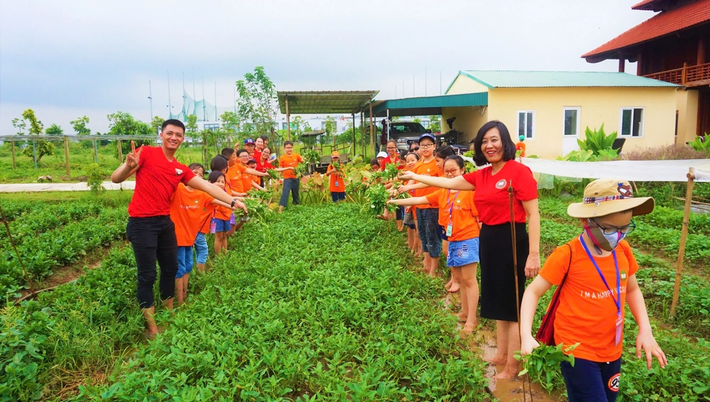 Nhà giáo Nguyễn Thị Ngân Hoa: Cảm hứng thơ từ những cánh đồng - Ảnh 7.