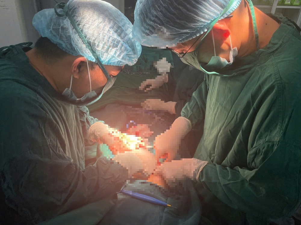 Cấp cứu thành công thai phụ mang khối u nang có biến chứng xoắn hoại tử - Ảnh 1.