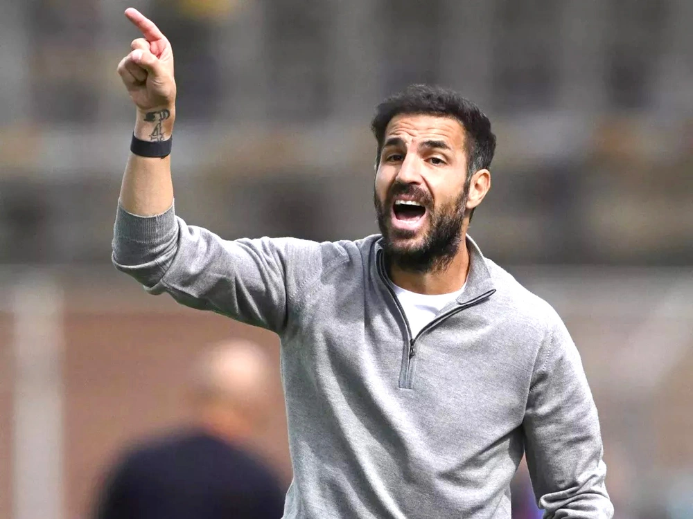 Vấn đề: Cả Serie A phải… “cãi nhau” với Fabregas - Ảnh 1.