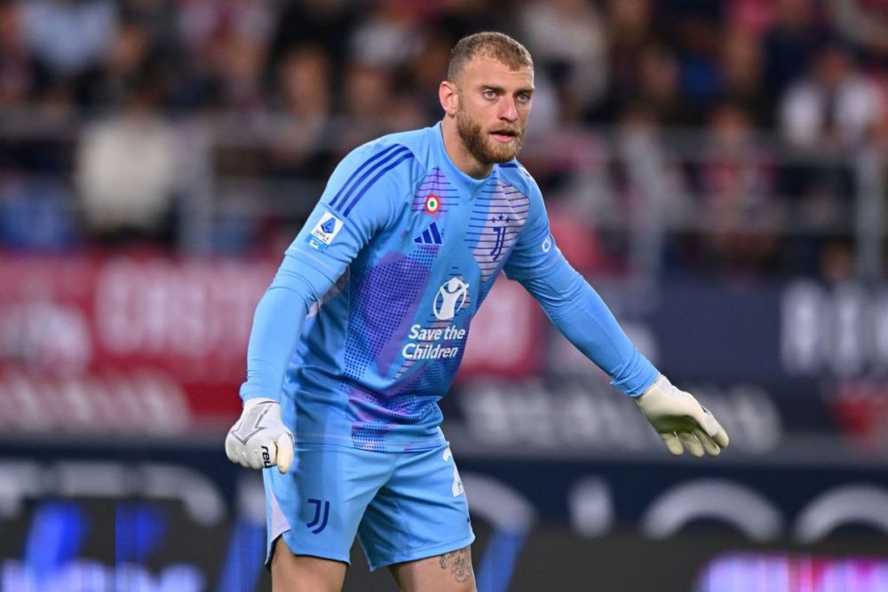 Tình hình khung gỗ của Juventus đang trở nên bất ổn khi Michele Di Gregorio mất vị trí số một sau hàng loạt sai lầm ở mùa giải 2025-26. Theo La Gazzetta dello Sport, Mattia Perin sẽ tiếp tục được tin tưởng trong phần còn lại của mùa