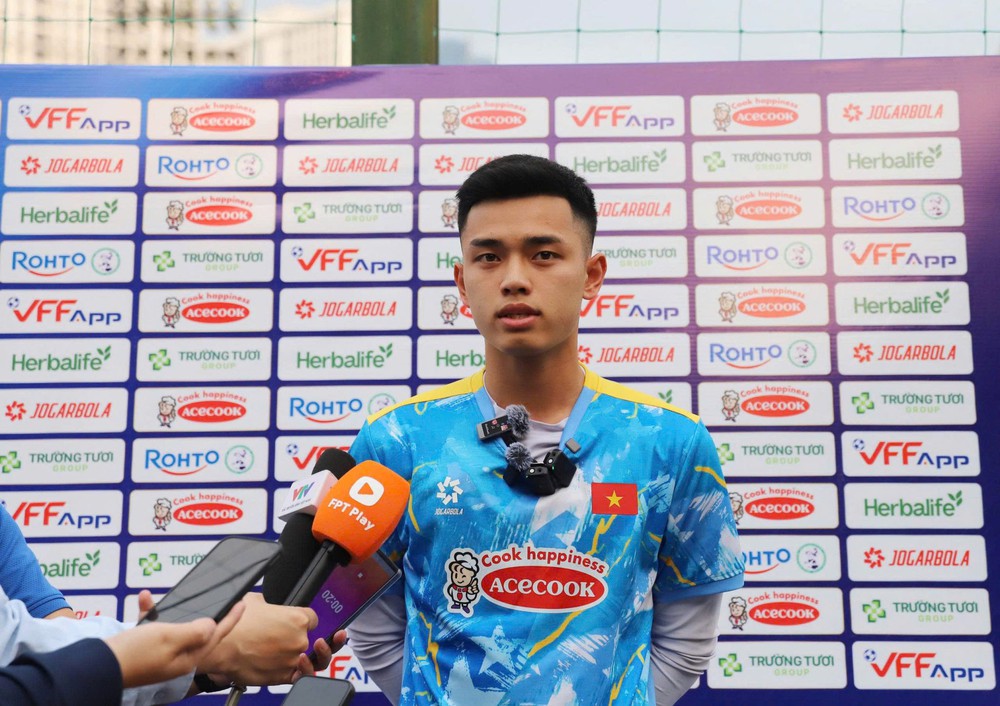 Tin nóng bóng đá Việt hôm nay 19/3: Xuân Son háo hức sát cánh cùng Hoàng Hên; Nguyên Hoàng bất ngờ với đồng đội Việt kiều - Ảnh 2.