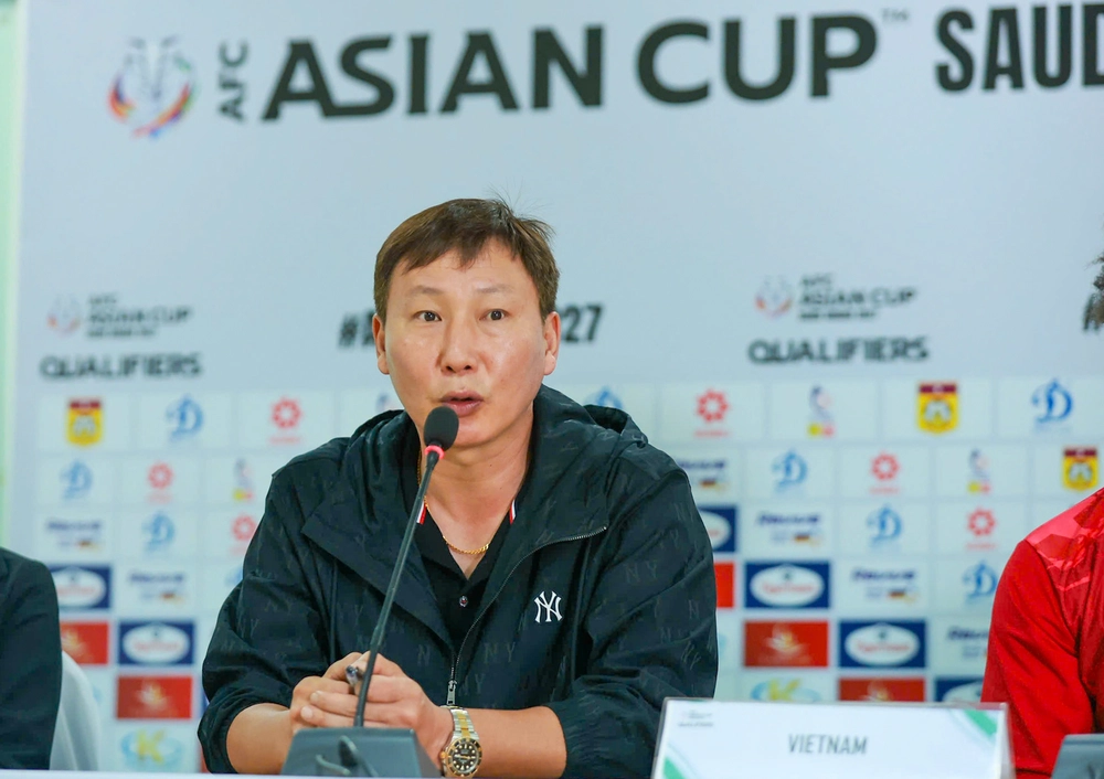 HLV Kim Sang Sik sẽ dự lễ bốc thăm Asian Cup 2027 - Ảnh 1.
