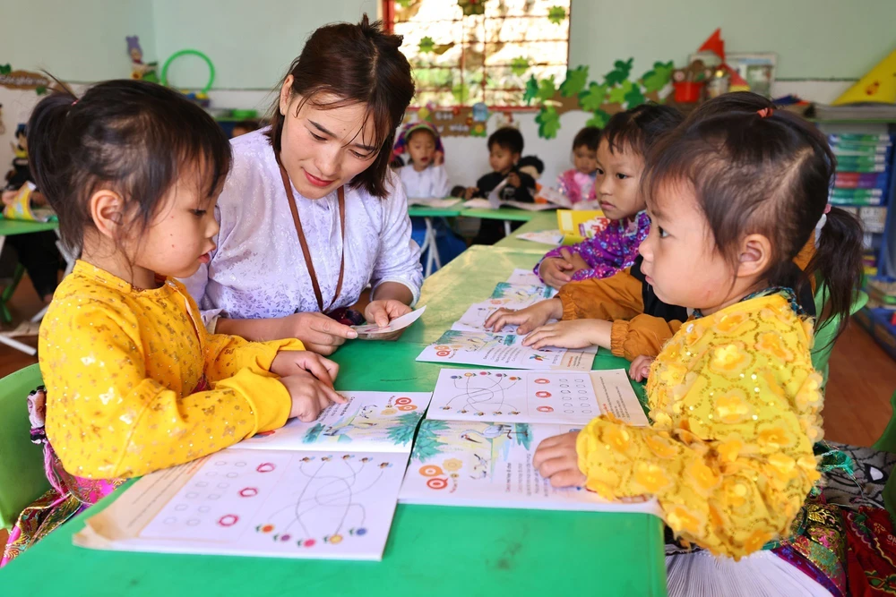 Văn hoá soi đường: Đảng viên người dân tộc trong sự nghiệp trồng người nơi vùng cao biên giới Tuyên Quang - Ảnh 2.