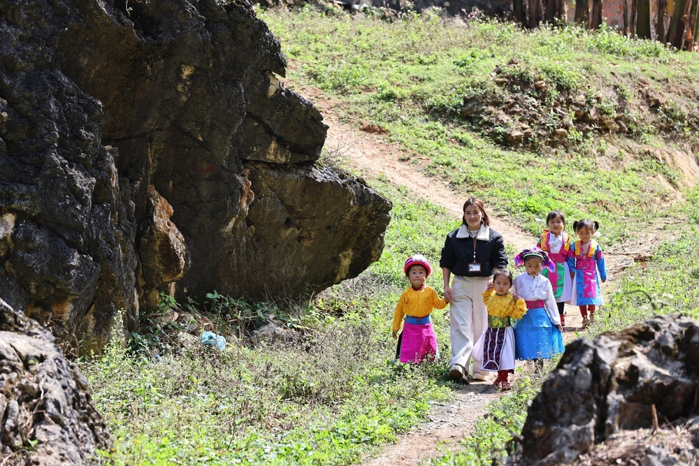 Văn hoá soi đường: Đảng viên người dân tộc trong sự nghiệp trồng người nơi vùng cao biên giới Tuyên Quang - Ảnh 11.