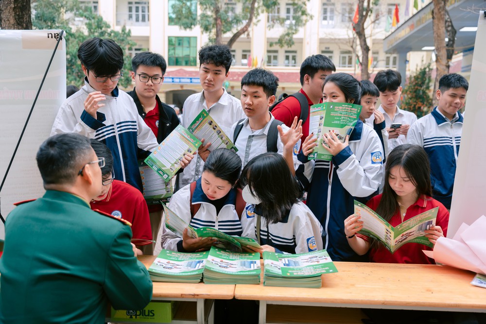 Hướng nghiệp cho học sinh cuối cấp: Chọn đúng hướng đi trước “ngã rẽ” đầu đời - Ảnh 2.