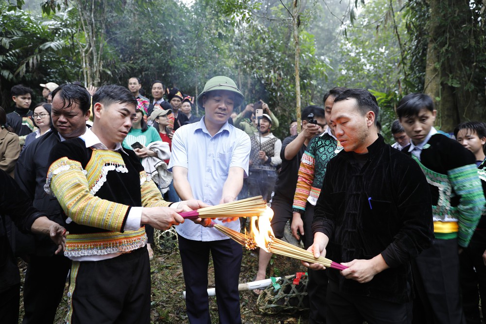 Lễ cúng rừng - nét văn hóa đặc sắc của người Mông - Ảnh 1.