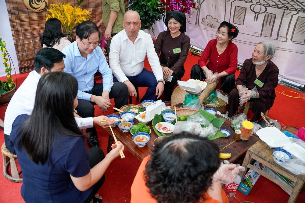 Nghề làm bánh cuốn Thanh Trì được ghi danh Di sản văn hóa phi vật thể quốc gia  - Ảnh 12.