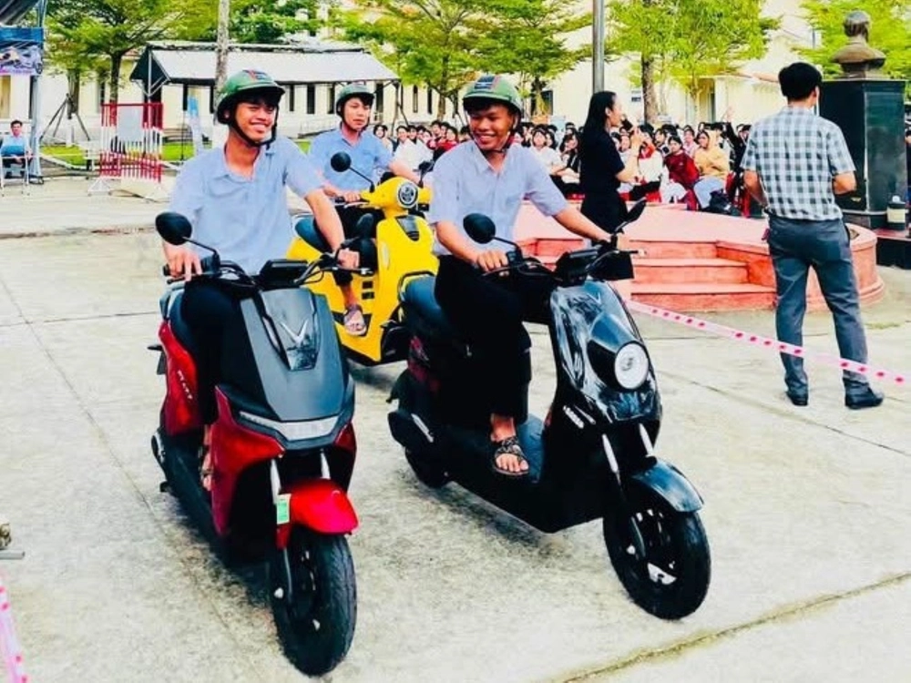 "Phủ xanh trường học 2026" lan tỏa thói quen di chuyển an toàn với xe máy điện - Ảnh 3.