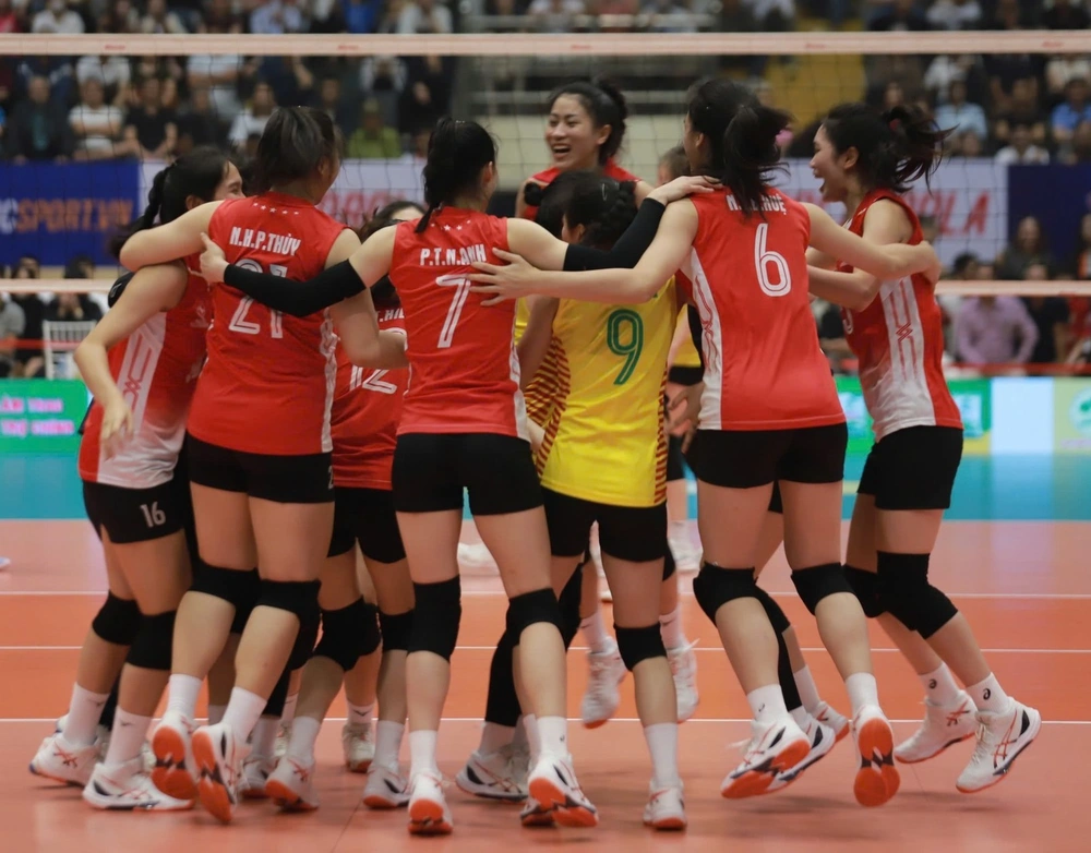 Bích Huệ (số 6) trong màu áo BCTT Binh Đoàn 19