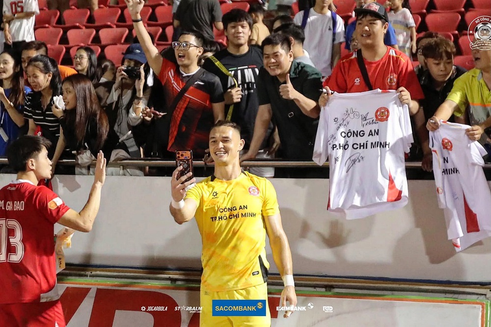 Thủ môn Lê Giang tự động viên bản thân - Ảnh 2.