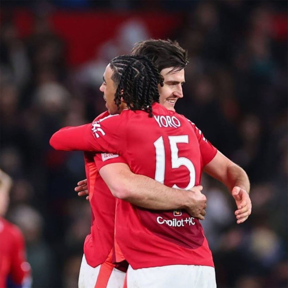 MU: Maguire là trung vệ phong cách 'chó' còn Yoro mang phong cách 'mèo' - Ảnh 1.