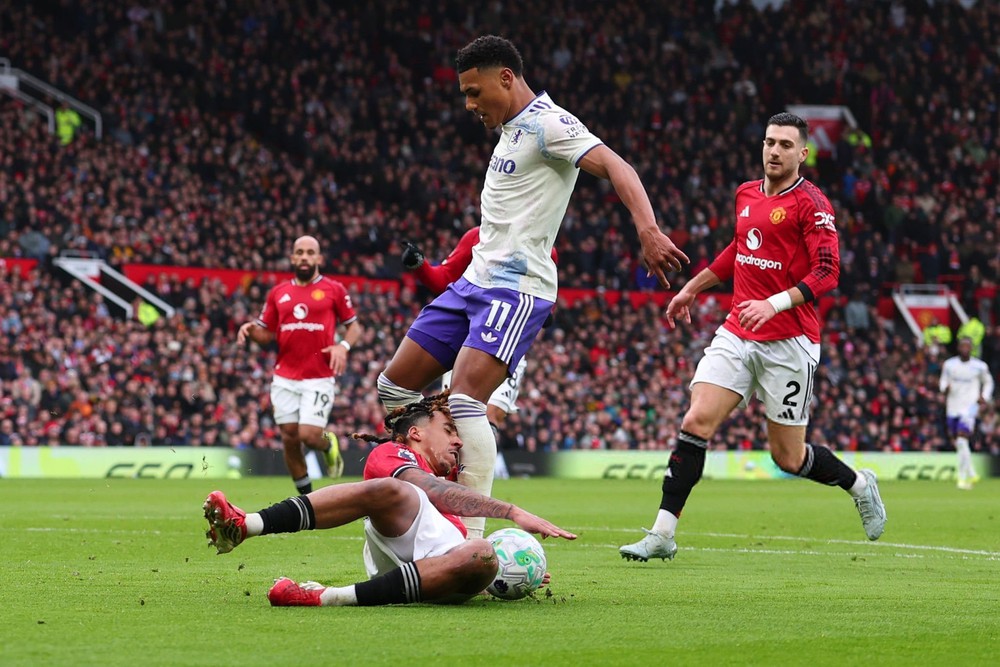 MU: Maguire là trung vệ phong cách 'chó' còn Yoro mang phong cách 'mèo' - Ảnh 2.