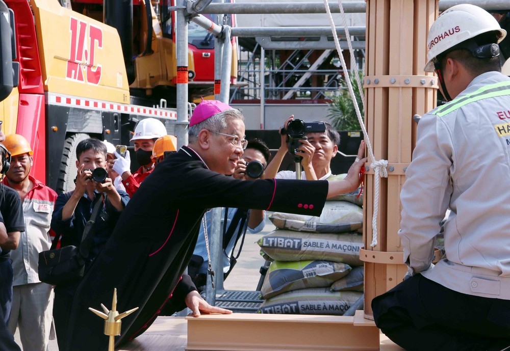 Hoàn thành một trong những hạng mục quan trọng nhất của dự án trùng tu Nhà thờ Chính tòa Đức Bà Sài Gòn - Ảnh 2.