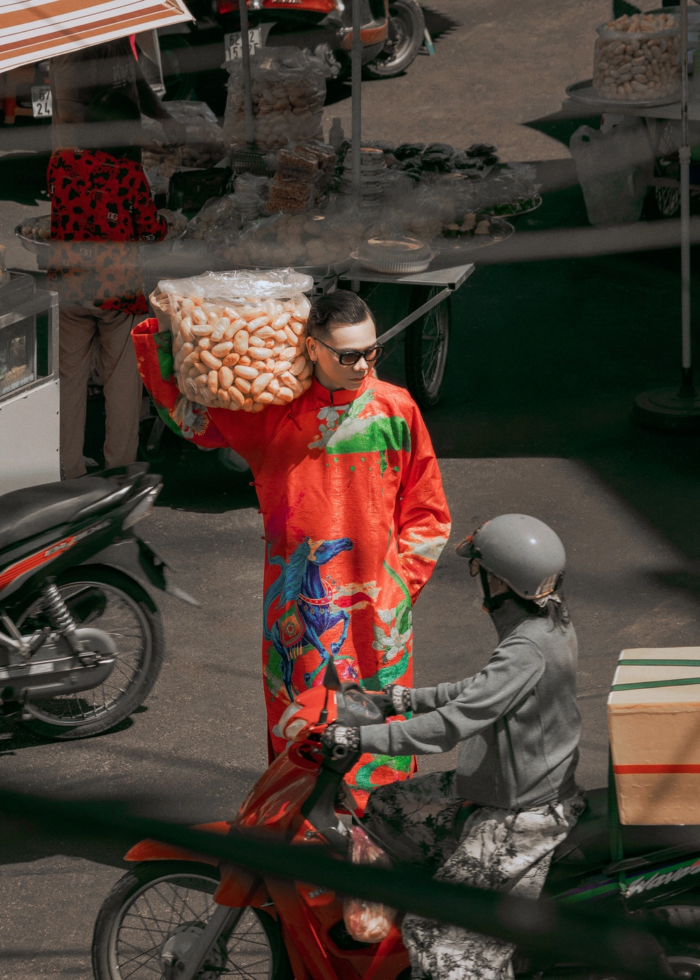 Nhiếp ảnh gia Kiếng Cận tôn vinh áo dài trên mảnh đất quê hương - Ảnh 4.