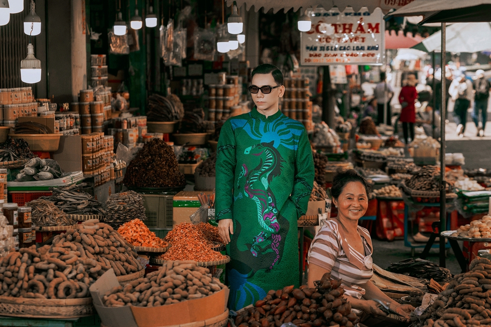 Nhiếp ảnh gia Kiếng Cận tôn vinh áo dài trên mảnh đất quê hương - Ảnh 1.