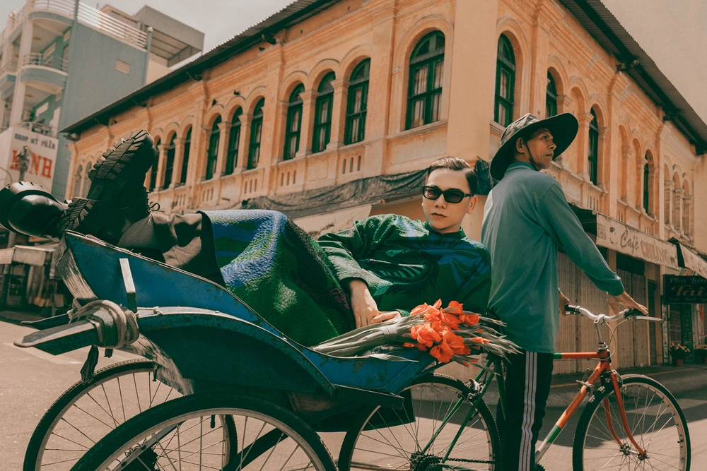 Nhiếp ảnh gia Kiếng Cận tôn vinh áo dài trên mảnh đất quê hương - Ảnh 2.