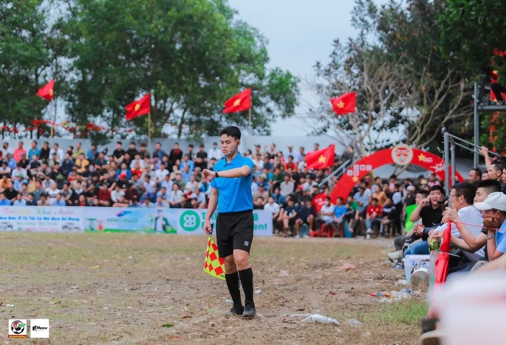 Hình ảnh gây choáng ngợp ở bóng đá hội làng miền Bắc - Ảnh 7.