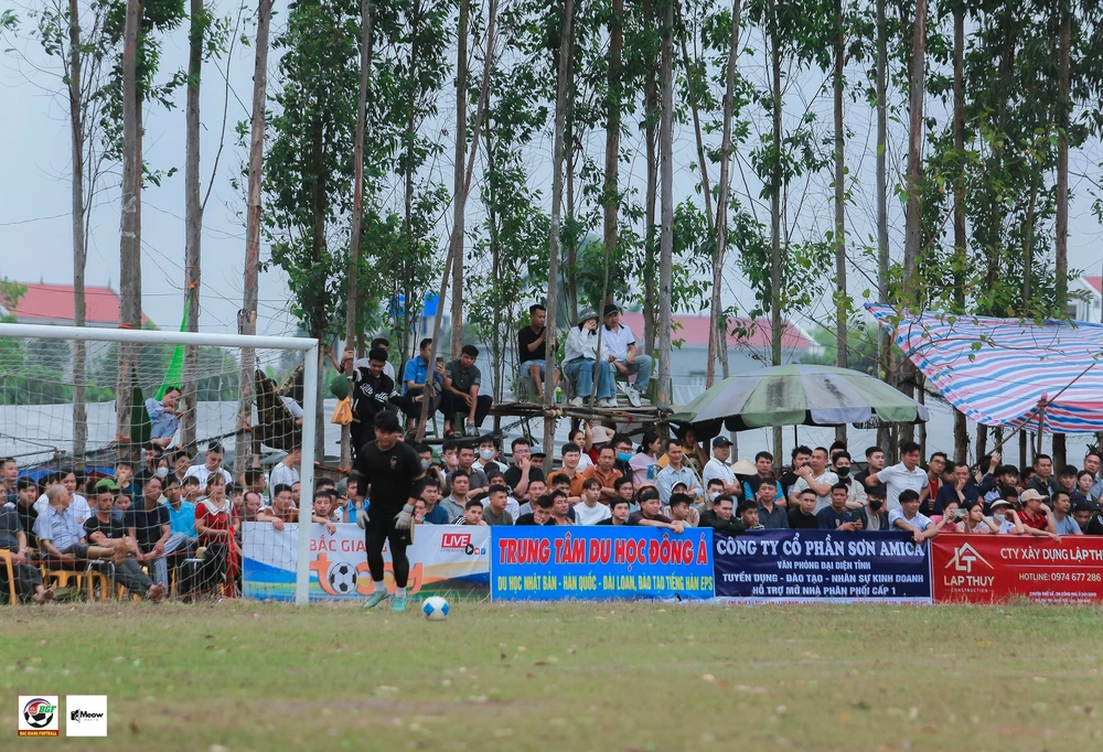 Hình ảnh gây choáng ngợp ở bóng đá hội làng miền Bắc - Ảnh 3.