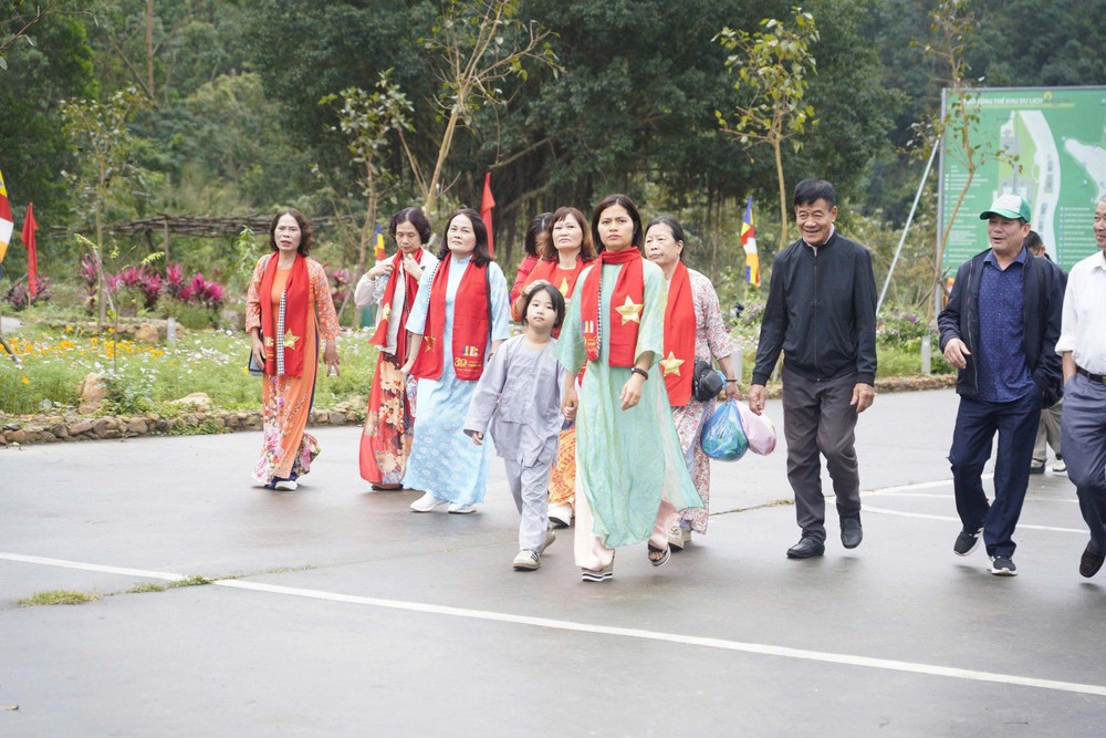 Du hội xuân Ngọa Vân 2026: Hành trình "tiếp lửa" cội nguồn của nhiều thế hệ - Ảnh 2. Du hội xuân Ngọa Vân 2026: Hành trình "tiếp lửa" cội nguồn của nhiều thế hệ - Ảnh 2.