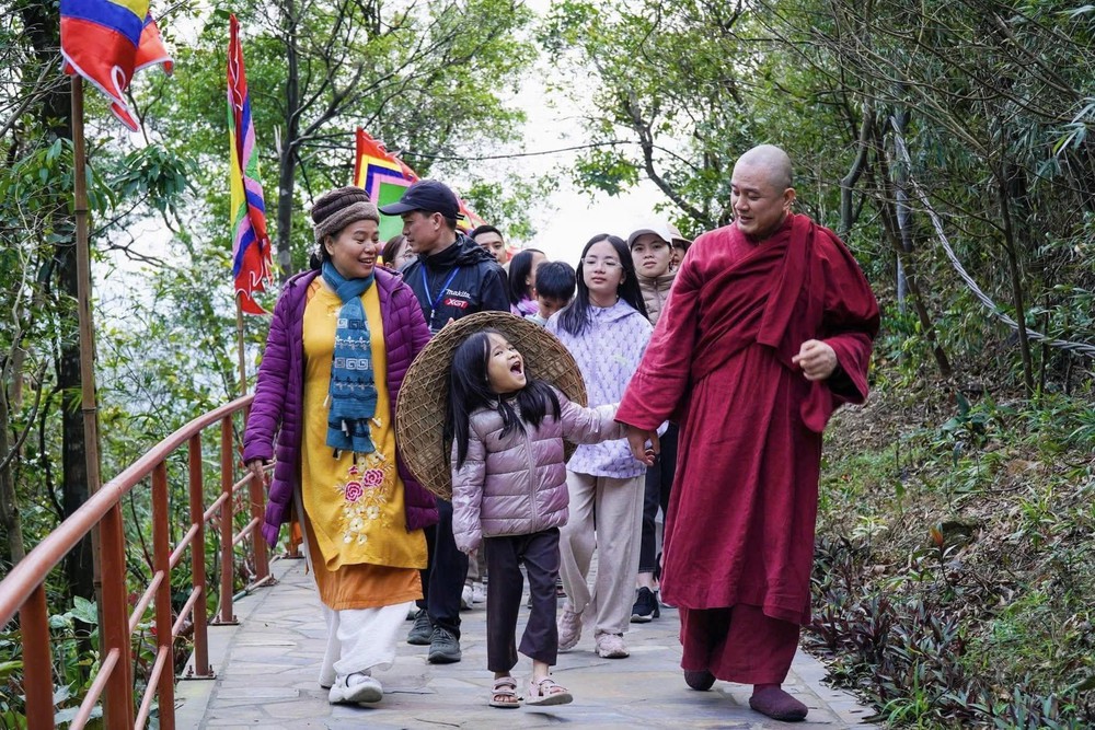 Du hội xuân Ngọa Vân 2026: Hành trình "tiếp lửa" cội nguồn của nhiều thế hệ - Ảnh 3. Du hội xuân Ngọa Vân 2026: Hành trình "tiếp lửa" cội nguồn của nhiều thế hệ - Ảnh 3.