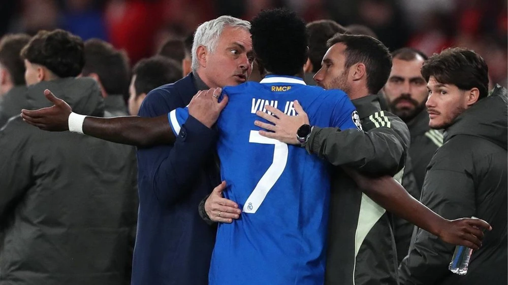 Jose Mourinho bất ngờ "quay xe", khẳng định sẽ cấm học trò thi đấu nếu có hành vi phân biệt chủng tộc - Ảnh 1. Jose Mourinho bất ngờ "quay xe", khẳng định sẽ cấm học trò thi đấu nếu có hành vi phân biệt chủng tộc - Ảnh 1.