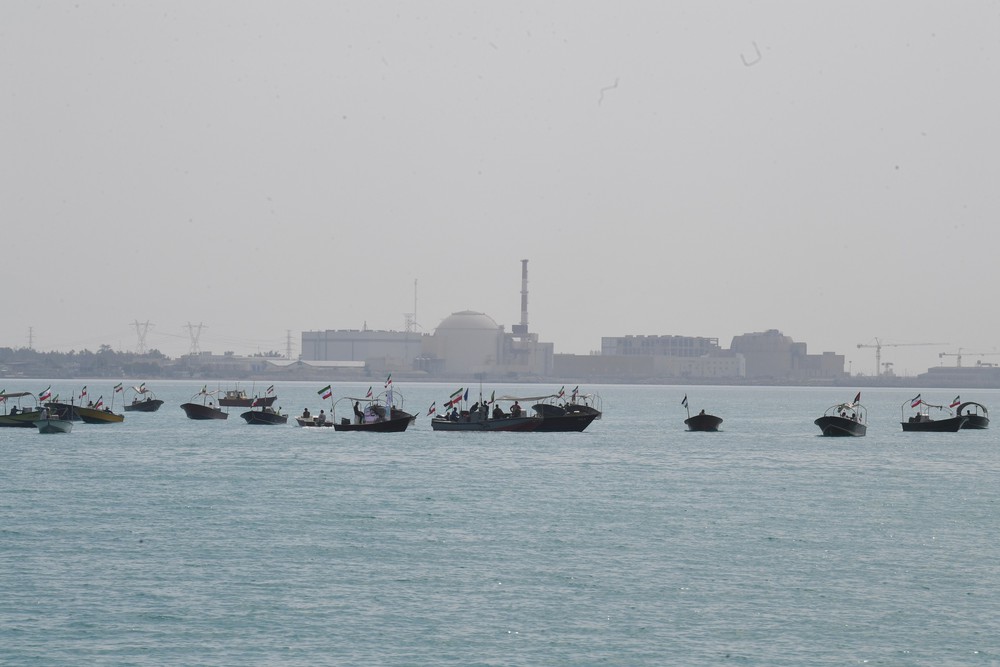 Xung đột Trung Đông: Các hãng vận tải biển lớn đình chỉ hoạt động qua Eo biển Hormuz - Ảnh 1.