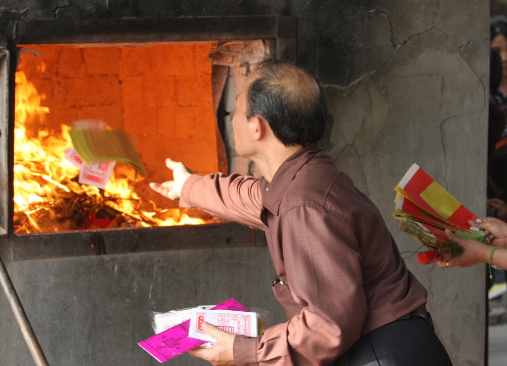 Sẽ không để vàng mã thiêu rụi giá trị văn hóa - Ảnh 1.