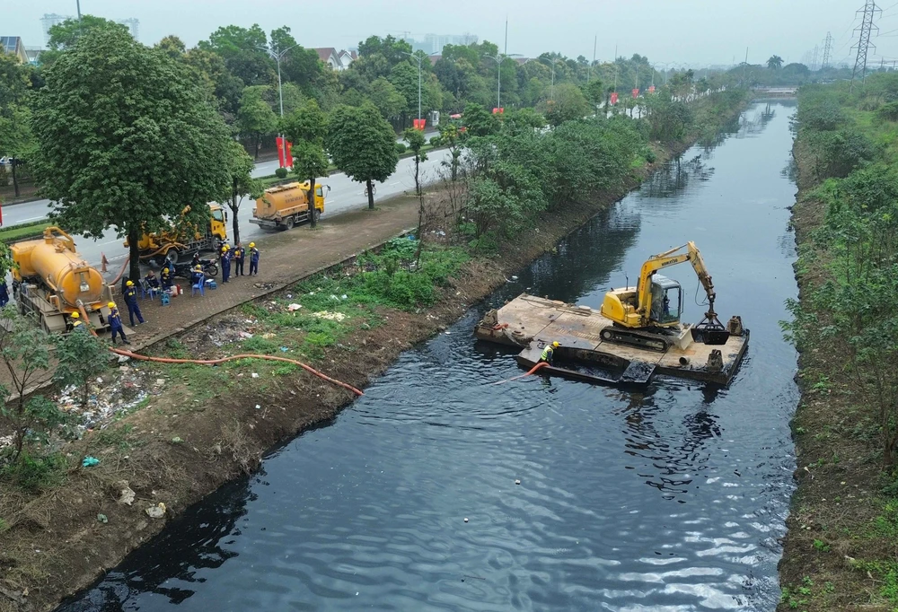 Hà Nội: Nỗ lực nạo vét sông hồ, quyết tâm "hồi sinh" sông hồ trước mùa mưa 2026 - Ảnh 1.