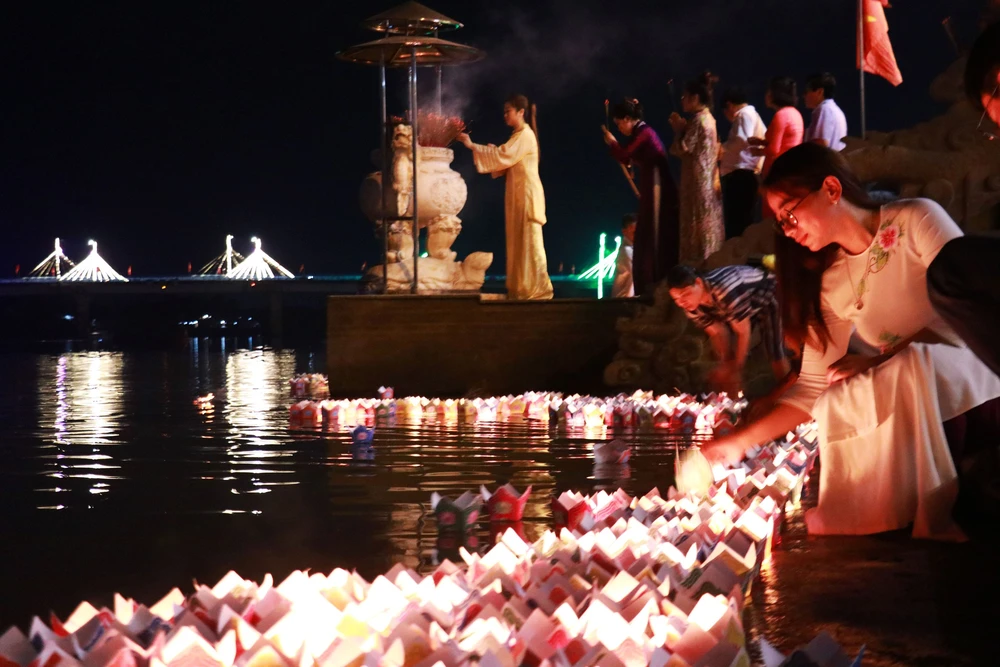 Ngày Rằm tháng Giêng tri ân bên dòng Thạch Hãn - Ảnh 4.