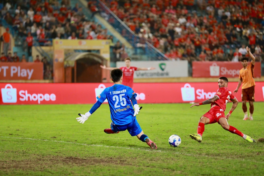 Xuân Son thử tài Trung Kiên, HAGL đứng trước hiểm họa - Ảnh 2.