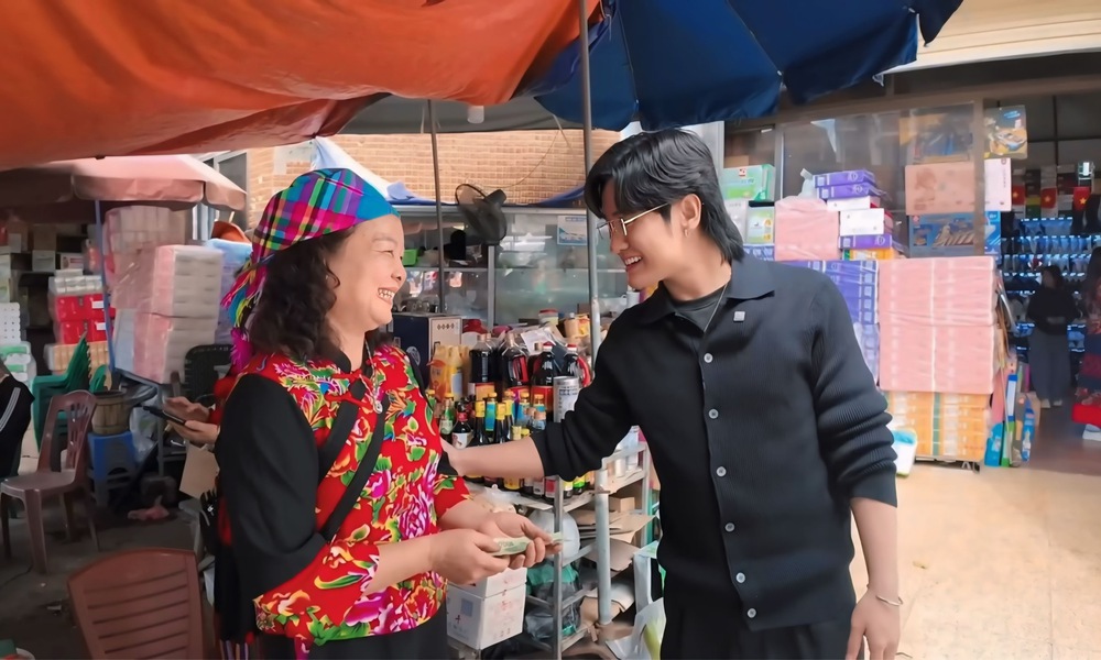 Hành trình đi 100 chợ truyền thống của Quan không gờ - Ảnh 1. Hành trình đi 100 chợ truyền thống của Quan không gờ - Ảnh 1.