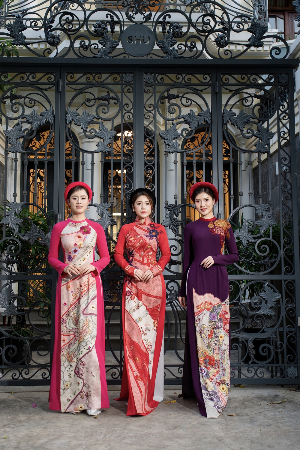 NTK Võ Việt Chung khoe 3 “nàng thơ” ở BST áo dài tôn vinh vẻ đẹp phụ nữ Á Đông - Ảnh 4.