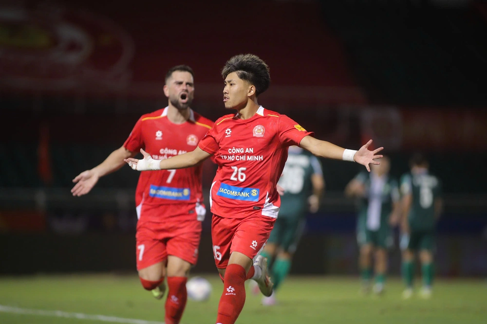 Cầu thủ Việt kiều Khoa Ngô được khen nức nở - Ảnh 1. Cầu thủ Việt kiều Khoa Ngô được khen nức nở - Ảnh 1.