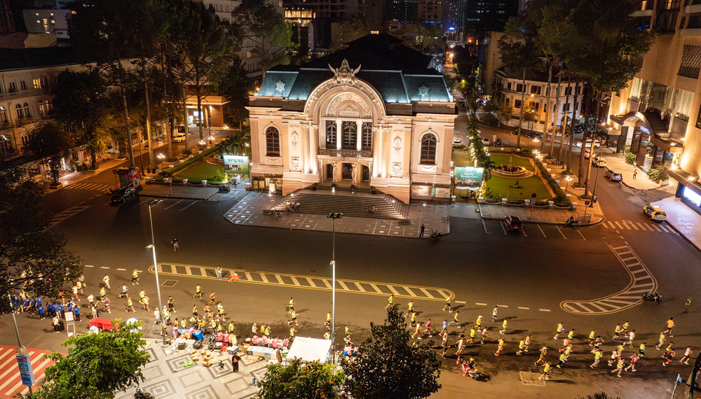 Giải chạy đêm thu hút 13.000 vận động viên - Ảnh 2.