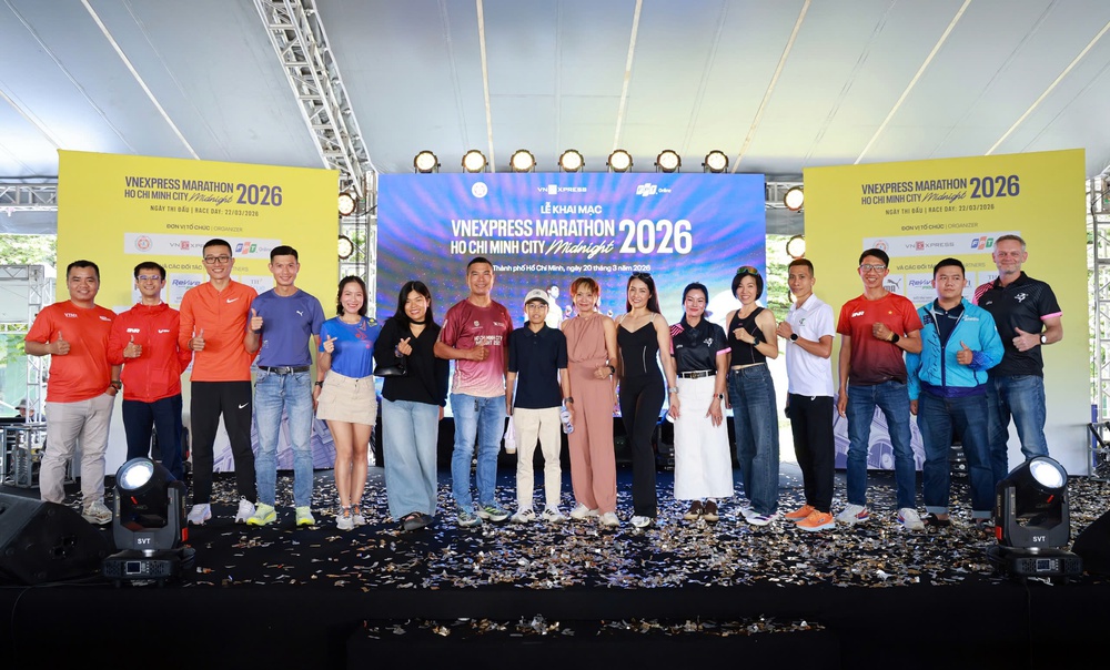 Giải chạy đêm thu hút 13.000 vận động viên - Ảnh 1.