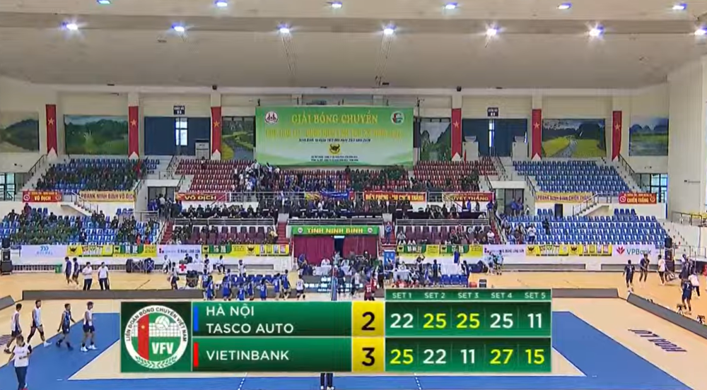 Trong khuôn khổ Cúp Hoa Lư Bình Điền 2026, cuộc đối đầu giữa nữ Hà Nội và VietinBank đã diễn ra cực kỳ gay cấn, kéo dài tới 5 set. Chung cuộc, đội bóng ngành ngân hàng giành chiến thắng 3-2 để đoạt vé vào bán kết.