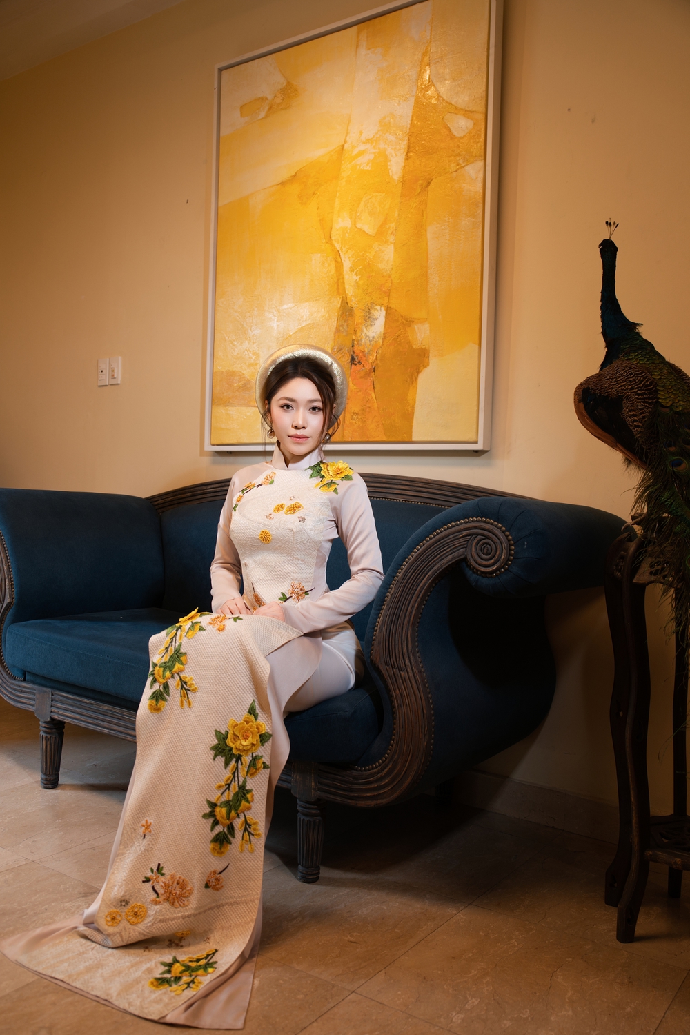 NTK Võ Việt Chung khoe 3 “nàng thơ” ở BST áo dài tôn vinh vẻ đẹp phụ nữ Á Đông - Ảnh 2.