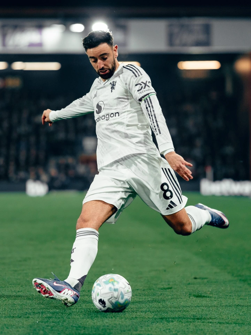 Trung vệ hay nhất nhận thẻ đỏ, MU đánh rơi điểm ở sân Vitality - Ảnh 1. Trung vệ hay nhất nhận thẻ đỏ, MU đánh rơi điểm ở sân Vitality - Ảnh 1.