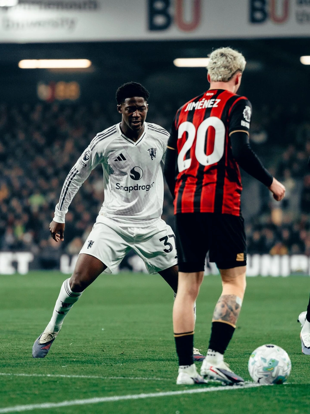 Trung vệ hay nhất nhận thẻ đỏ, MU đánh rơi điểm ở sân Vitality - Ảnh 2. Trung vệ hay nhất nhận thẻ đỏ, MU đánh rơi điểm ở sân Vitality - Ảnh 2.