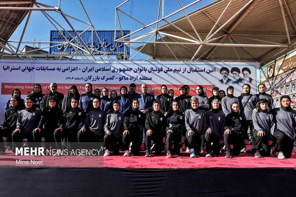 Đội tuyển bóng đá nữ Iran được chào đón như người hùng khi trở về quê nhà - Ảnh 1.