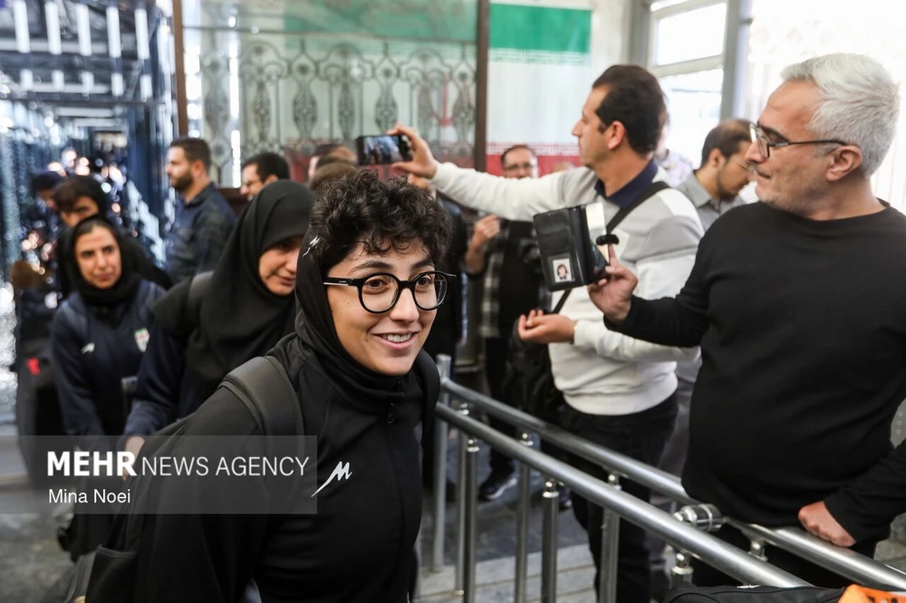 Đội tuyển bóng đá nữ Iran được chào đón như người hùng khi trở về quê nhà - Ảnh 2.