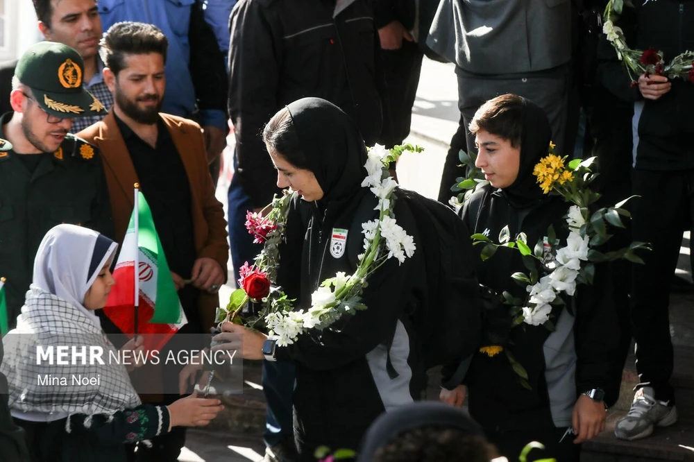 Đội tuyển bóng đá nữ Iran được chào đón như người hùng khi trở về quê nhà - Ảnh 3.